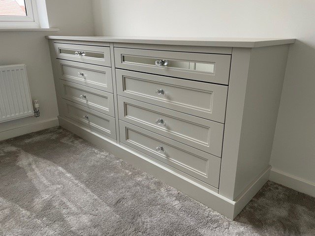 Chest of 8 Drawers with Mirror Insert