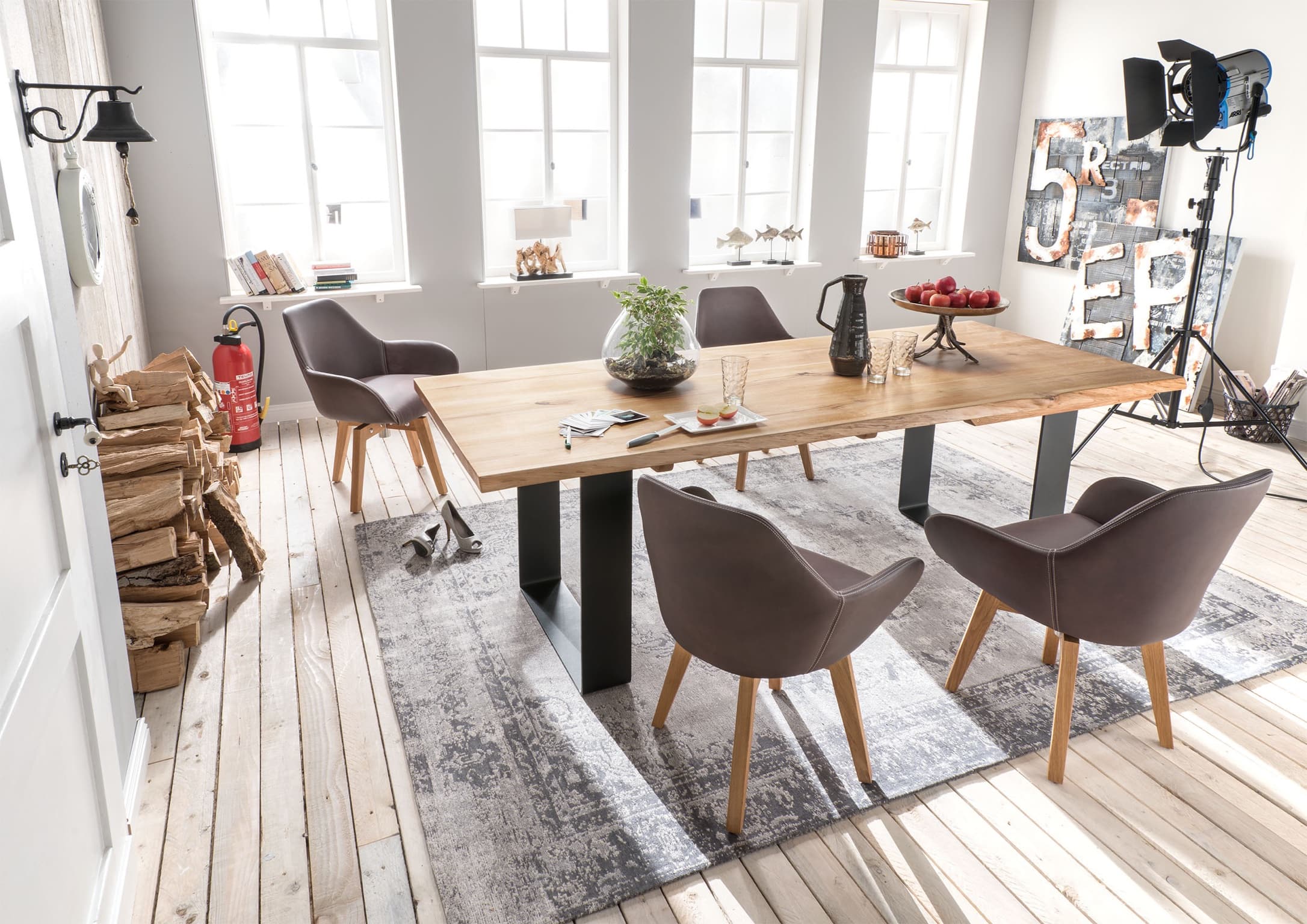 Fargo-Oak-Table-with-Black-Anthracite-LegsLR