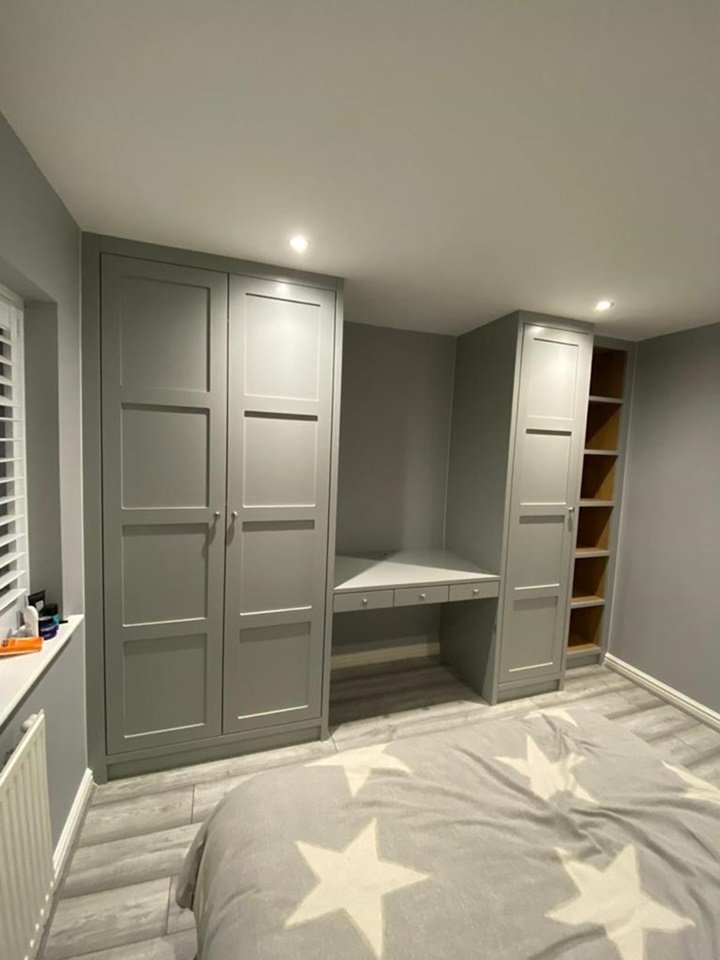 Bespoke 4 panel shaker style child’s fitted wardrobe with internal mirror, oak internals finished in natural stone